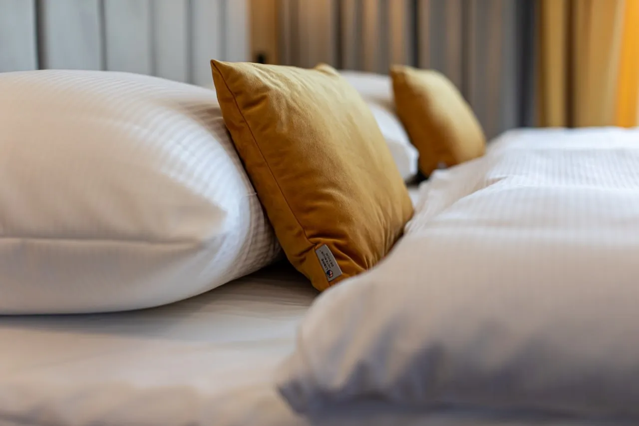 Poduszki dekoracyjne i pościel hotelowa z bliska