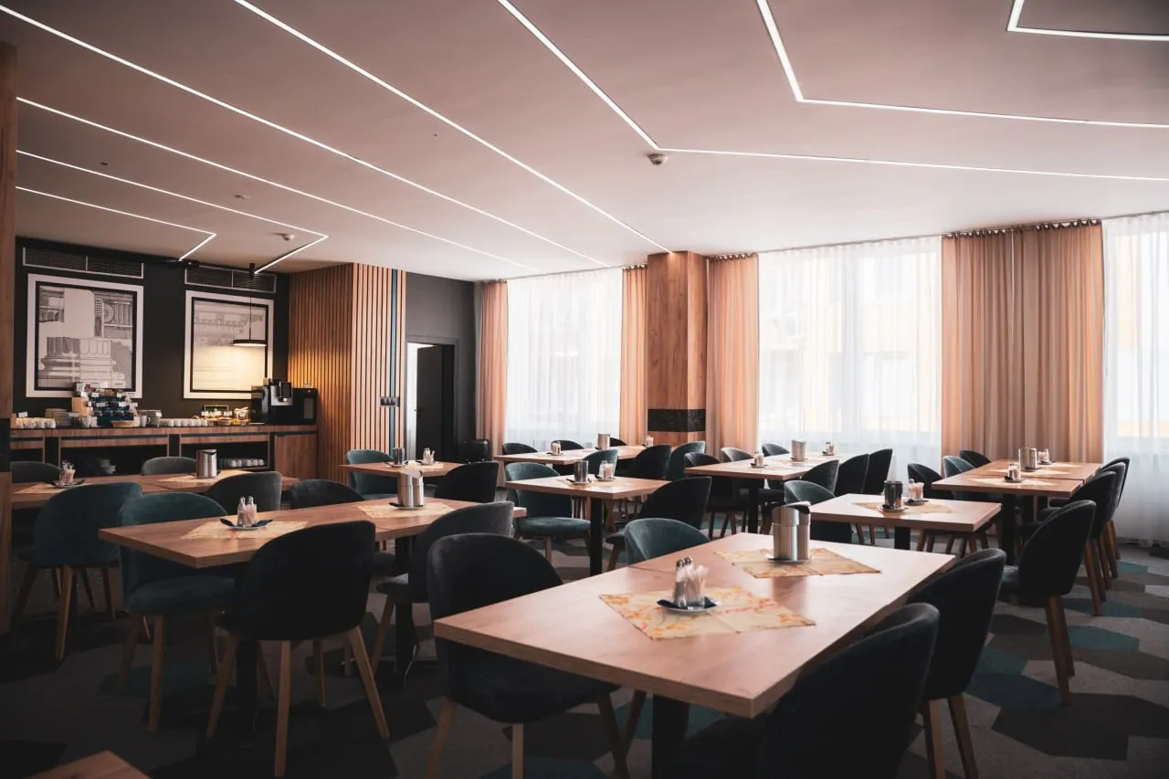 Bieżniki i nakrycia przy oknie w restauracji hotelowej