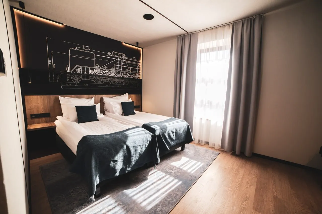 Zasłony i narzuta w pokoju M23 Hotel w Katowicach