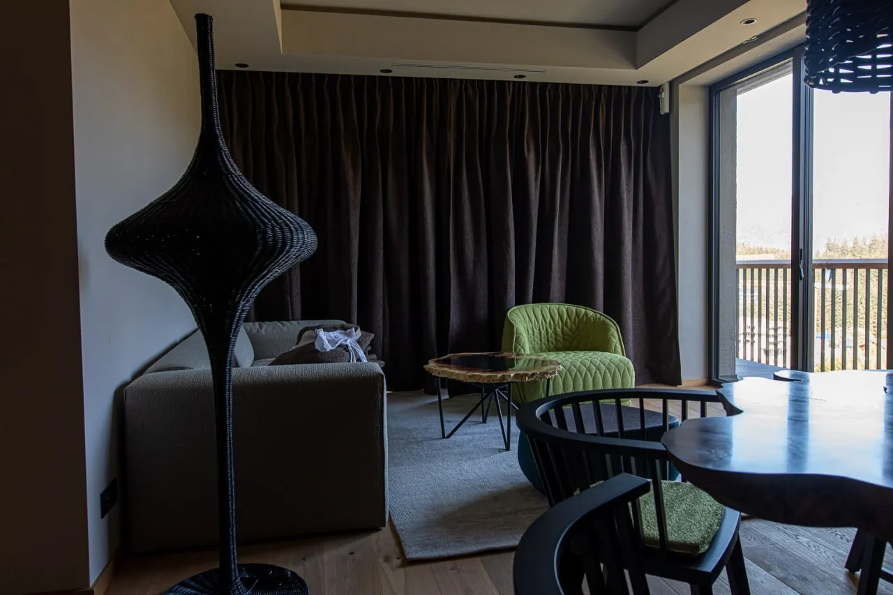 Część dzienna apartamentu z kompletem tekstyliów